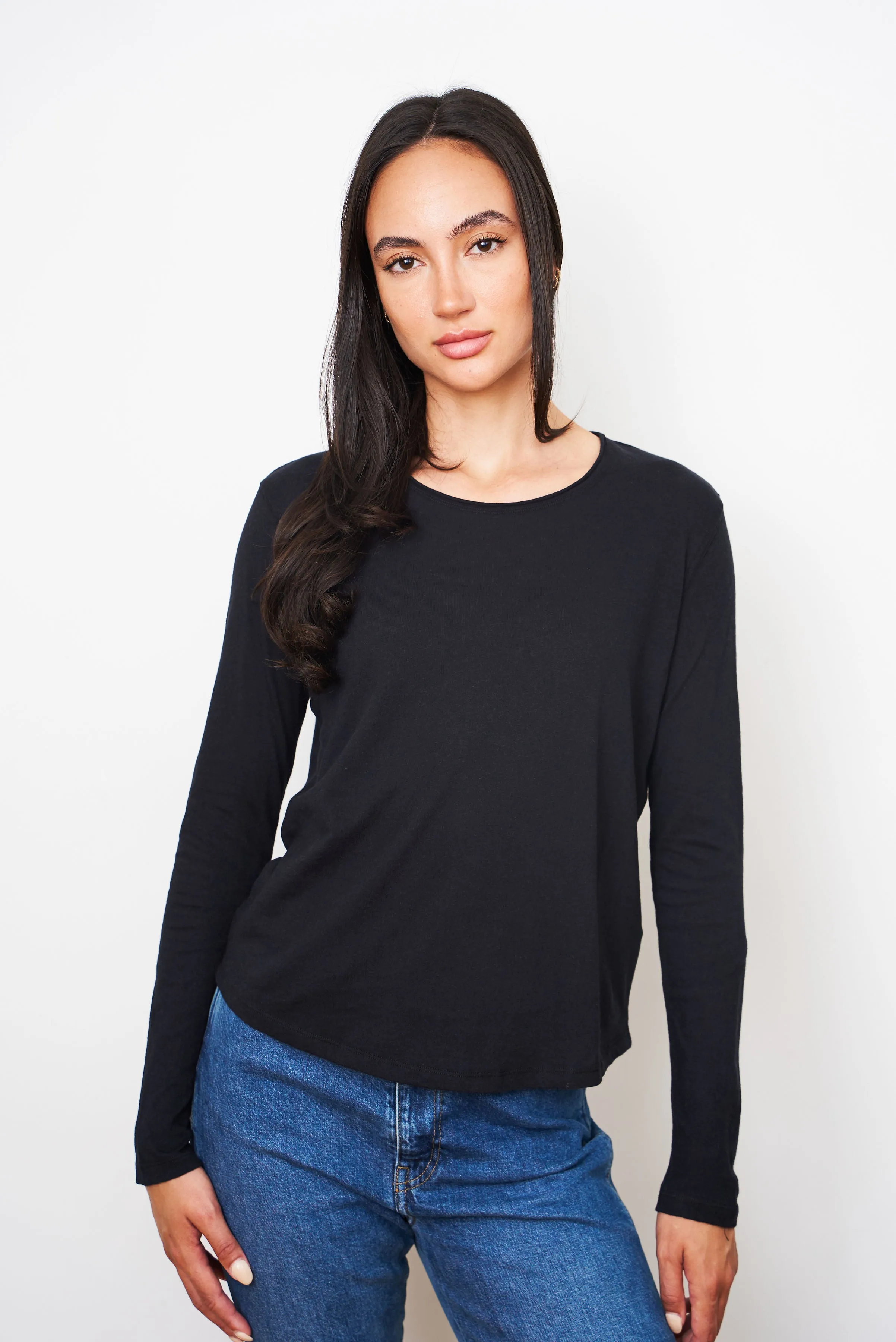 Majestic Cotton/Cashmere Relaxed Long Sleeve Crewneck in Noir/Blacl