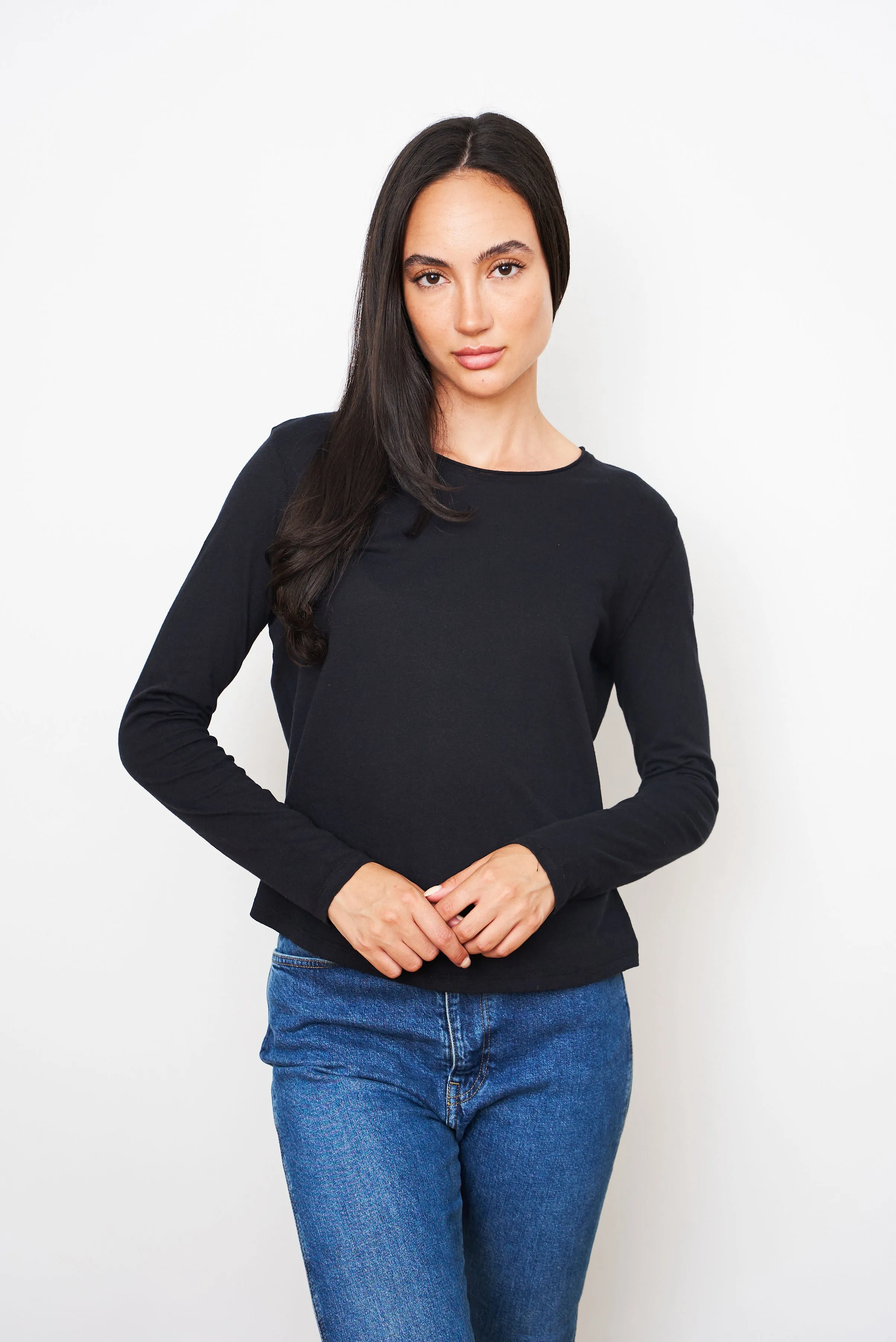 Majestic Cotton/Cashmere Relaxed Long Sleeve Crewneck in Noir/Blacl